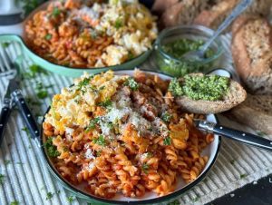 volkoren pasta met kip in tomatensaus