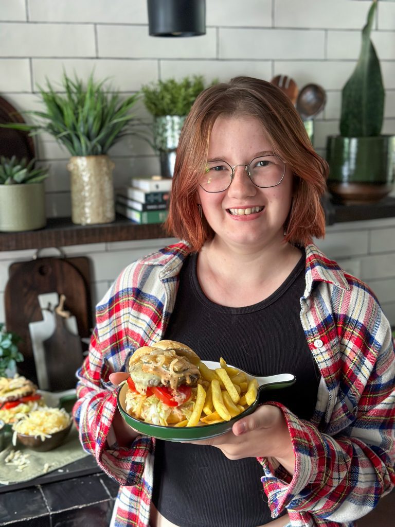 Burgers met oude kaas en burgersaus