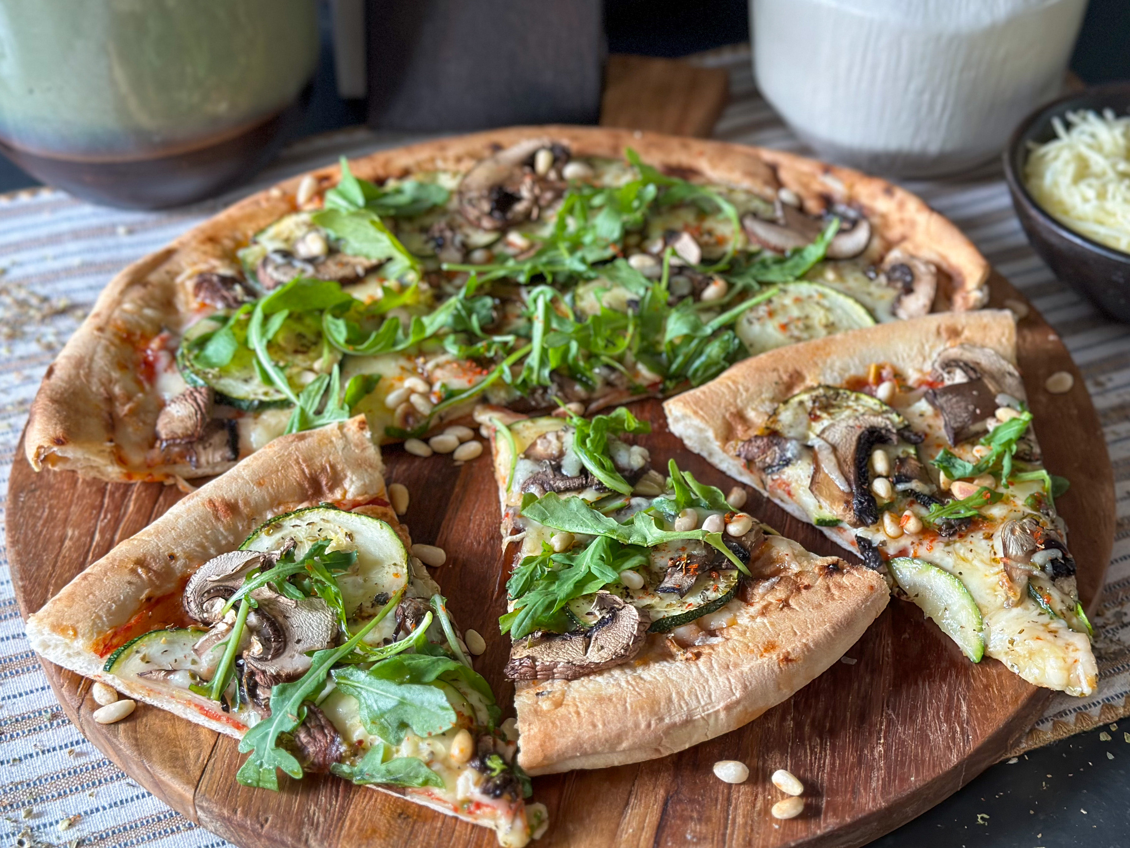 pizza met courgette en champignons