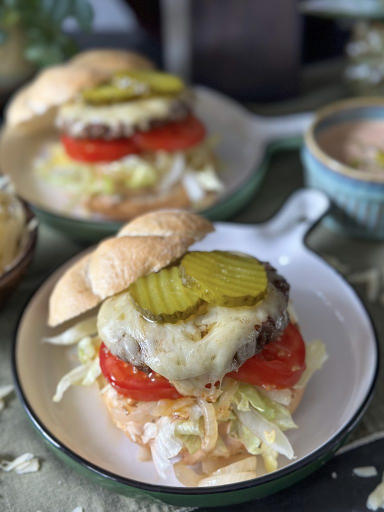 burgers met burgersaus en oude kaas