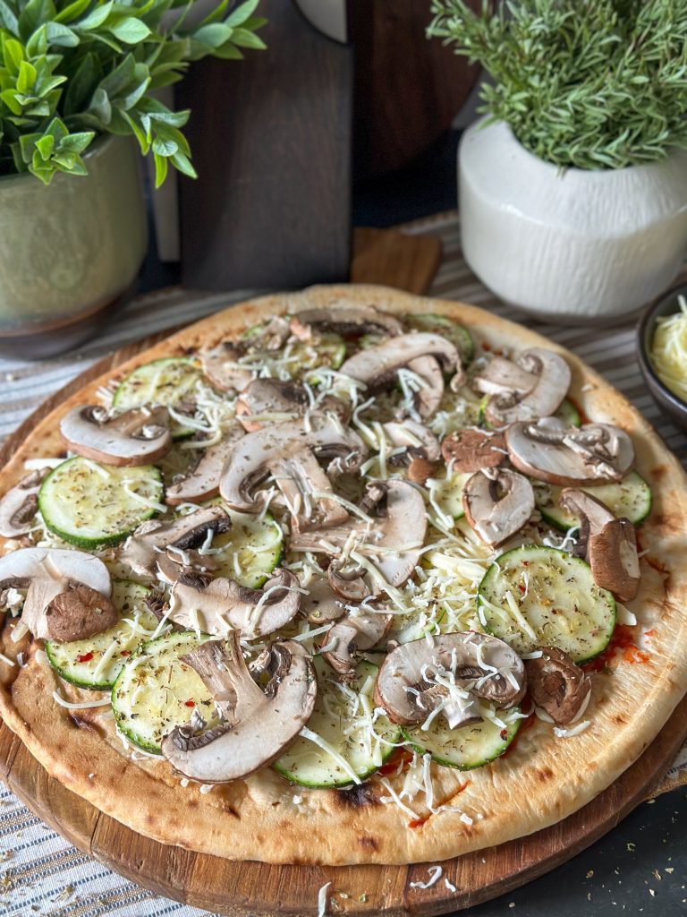 Pizza met courgette en champignons