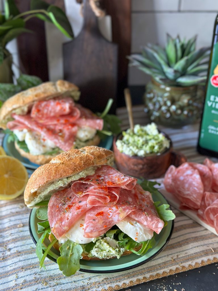 Italiaanse bol met pesto-roomkaas en salami