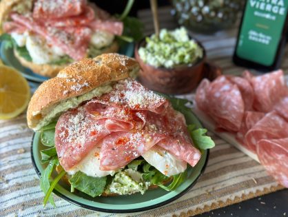 Italiaanse bol met pesto-roomkaas en salami
