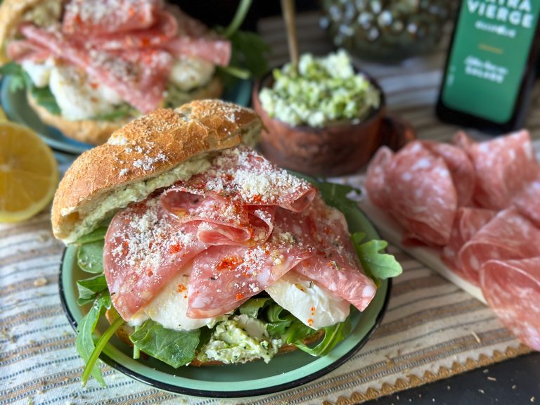 Italiaanse bol met pesto-roomkaas en salami