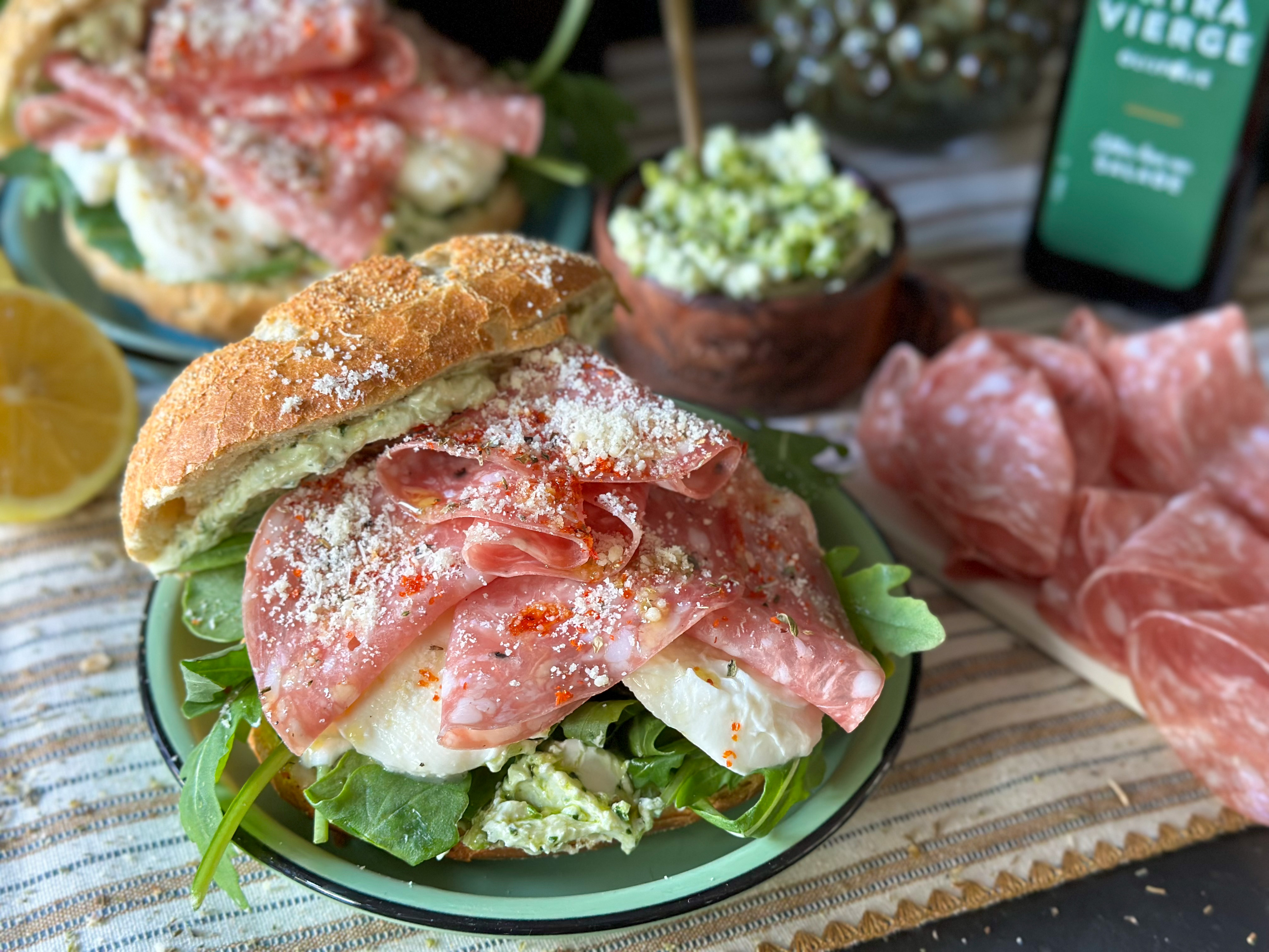 Italiaanse bol met pesto-roomkaas en salami