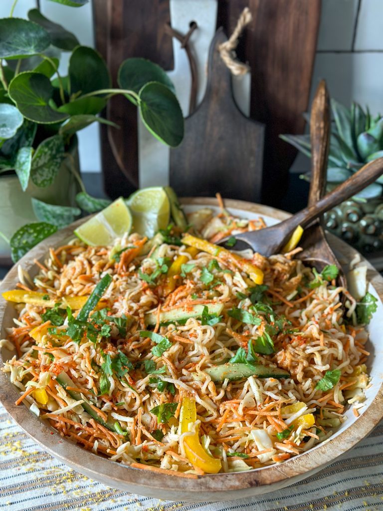 Noedelsalade met kruidig gehakt en pindadressing