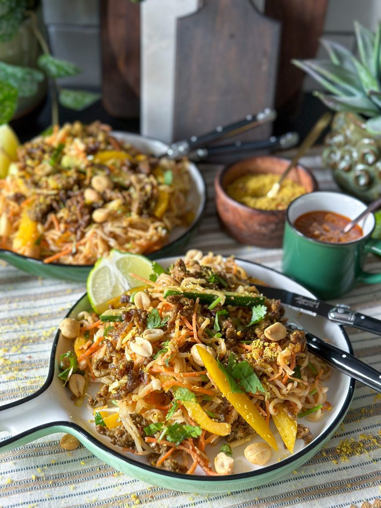 noedelsalade met pindadressing