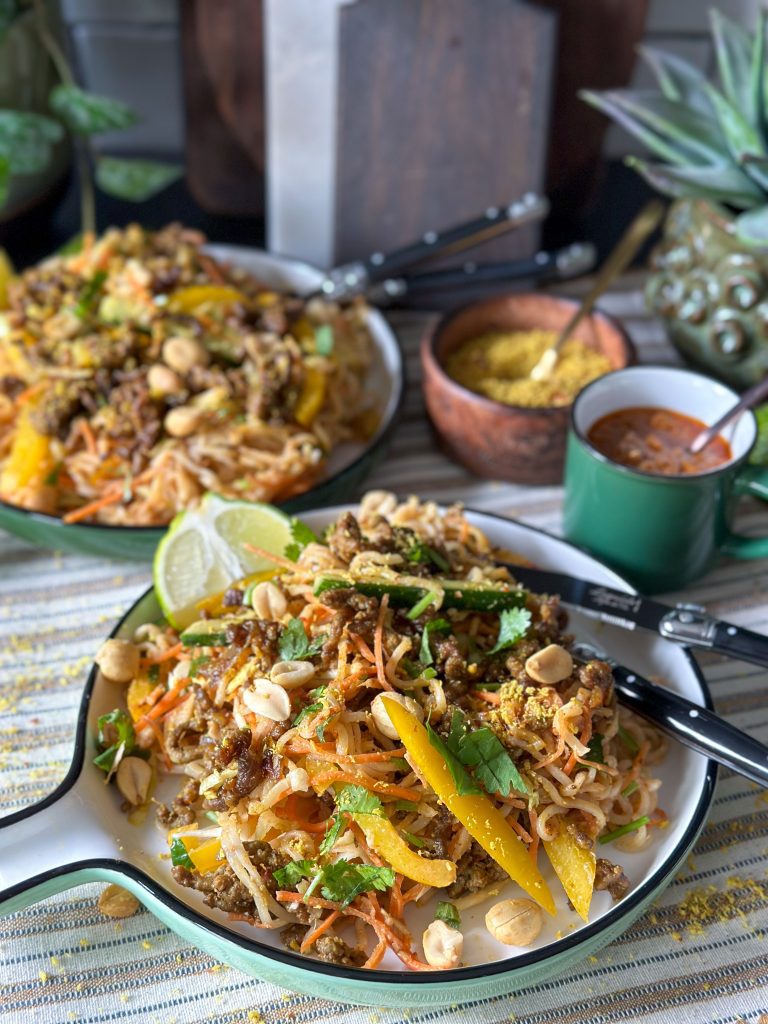 noedelsalade met kruidig gehakt en pindadressing