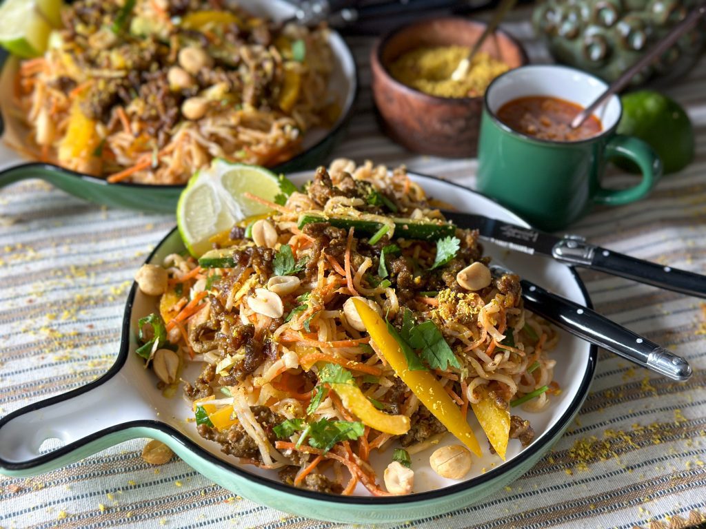 noedelsalade met kruidig gehakt en pindadressing