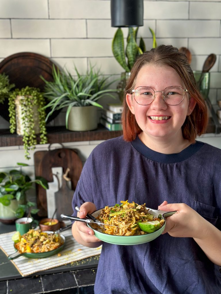 Noedelsalade met kruidig gehakt en pindadressing