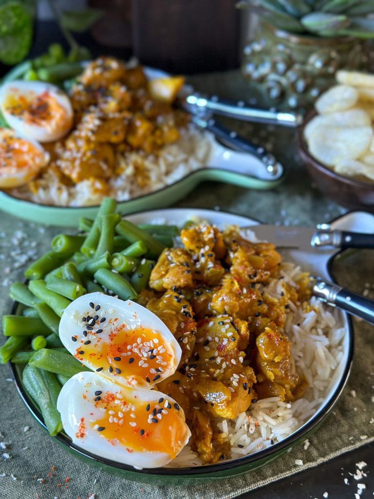 kip in kruidige oestersaus met rijst en boontjes