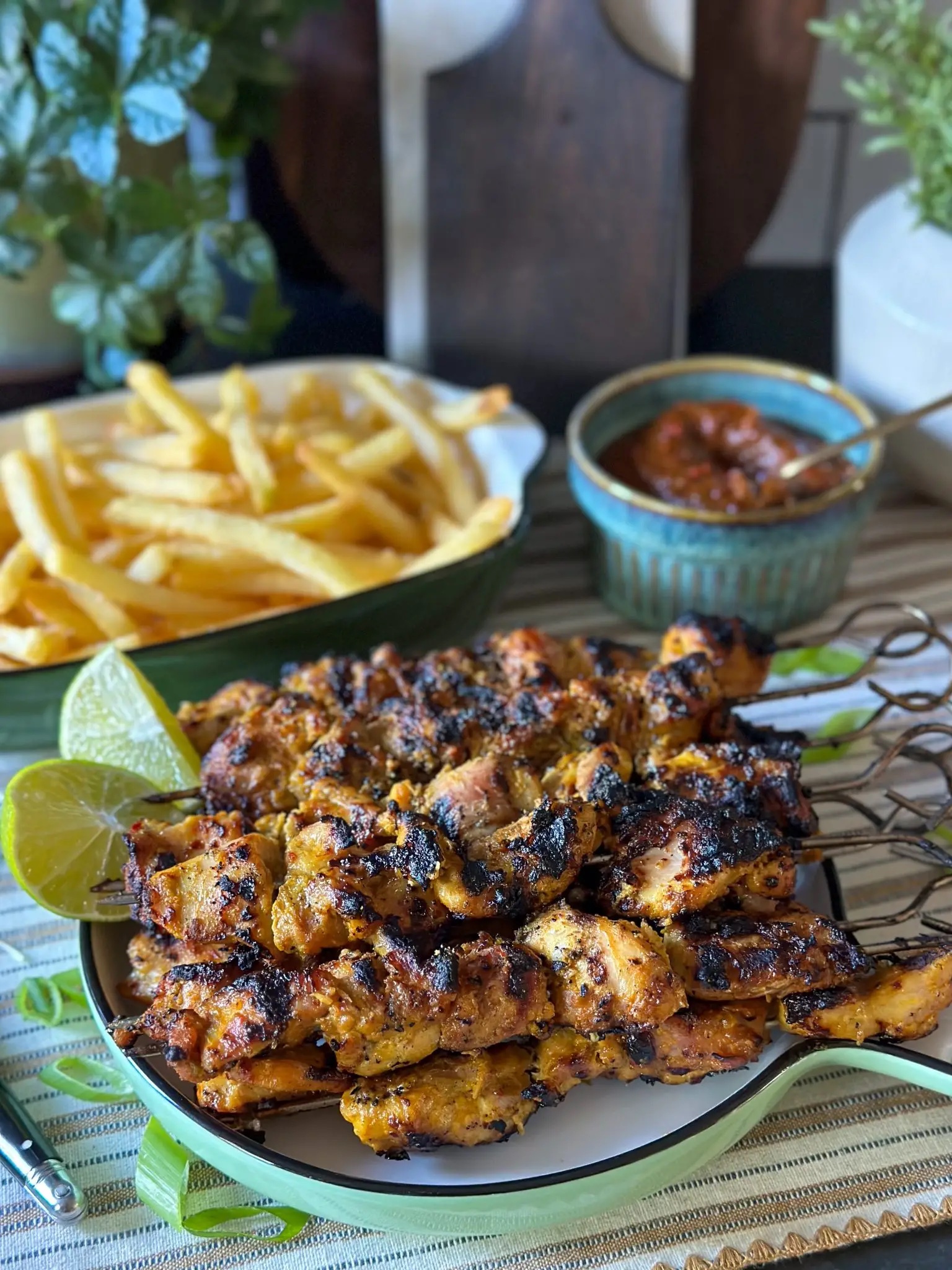 Zelfgemaakte Thaise kip spiesjes met pindasaus geserveerd