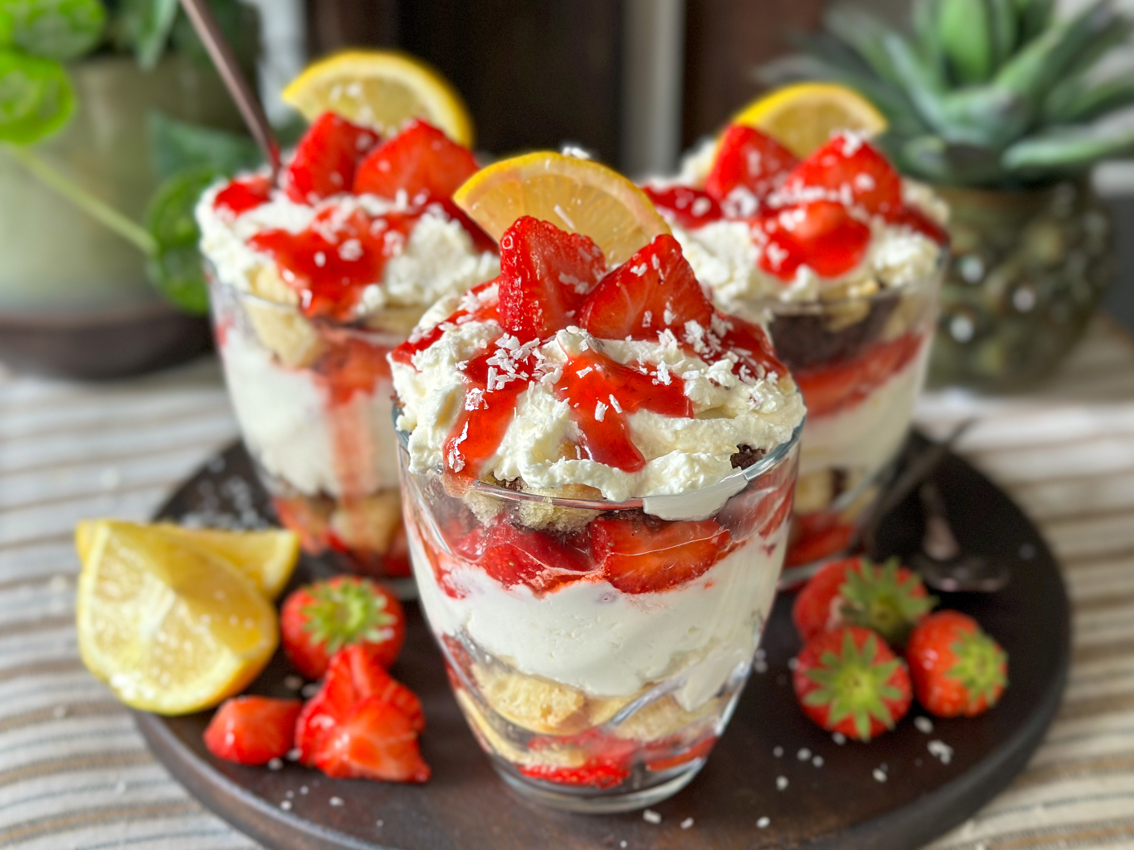 trifle met citroenmousse en aardbeien