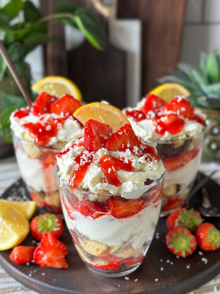 trifle met aardbeien en citroenmousse geserveerd in een glaasje