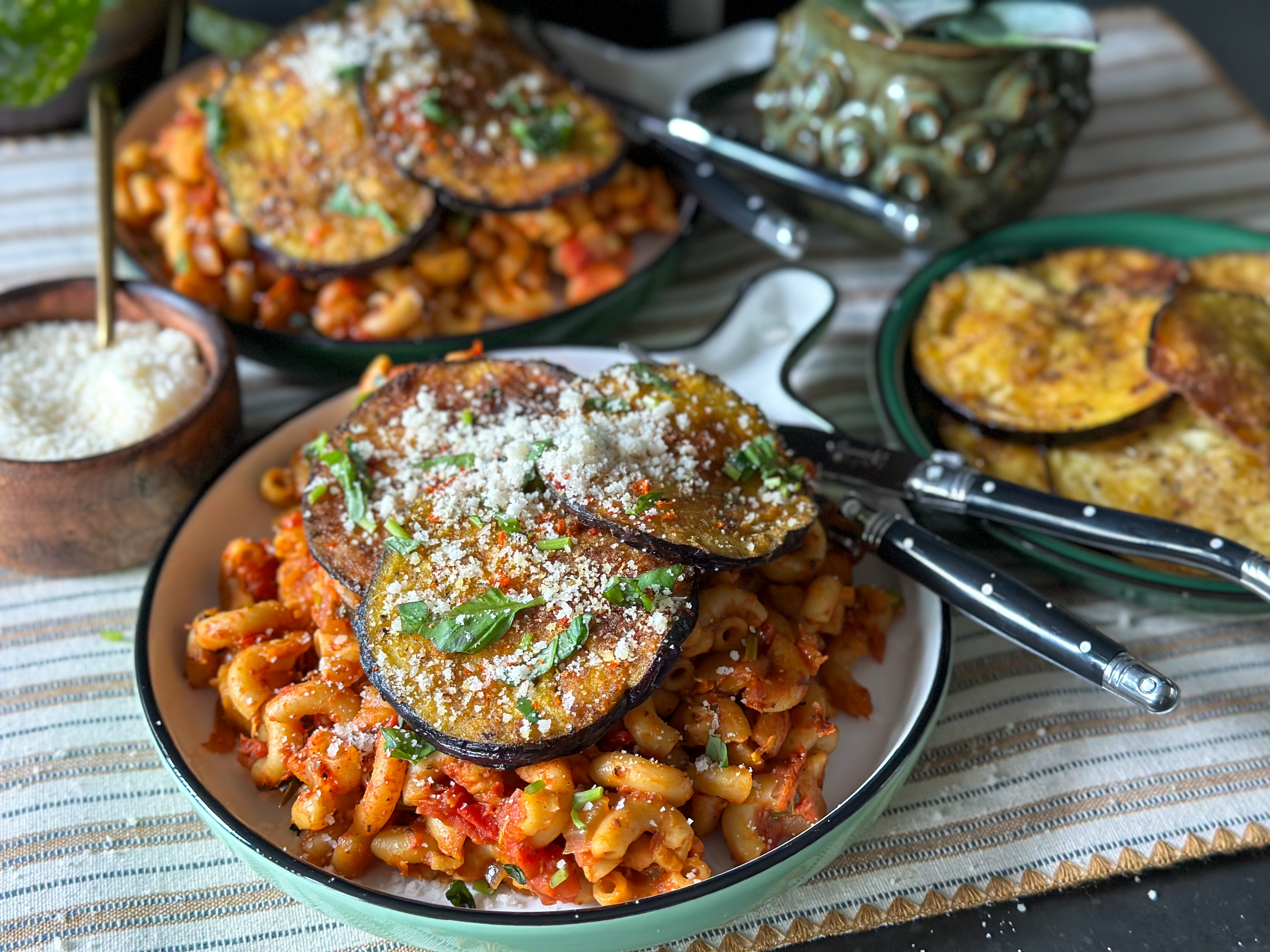 pasta in tomatensaus met aubergine