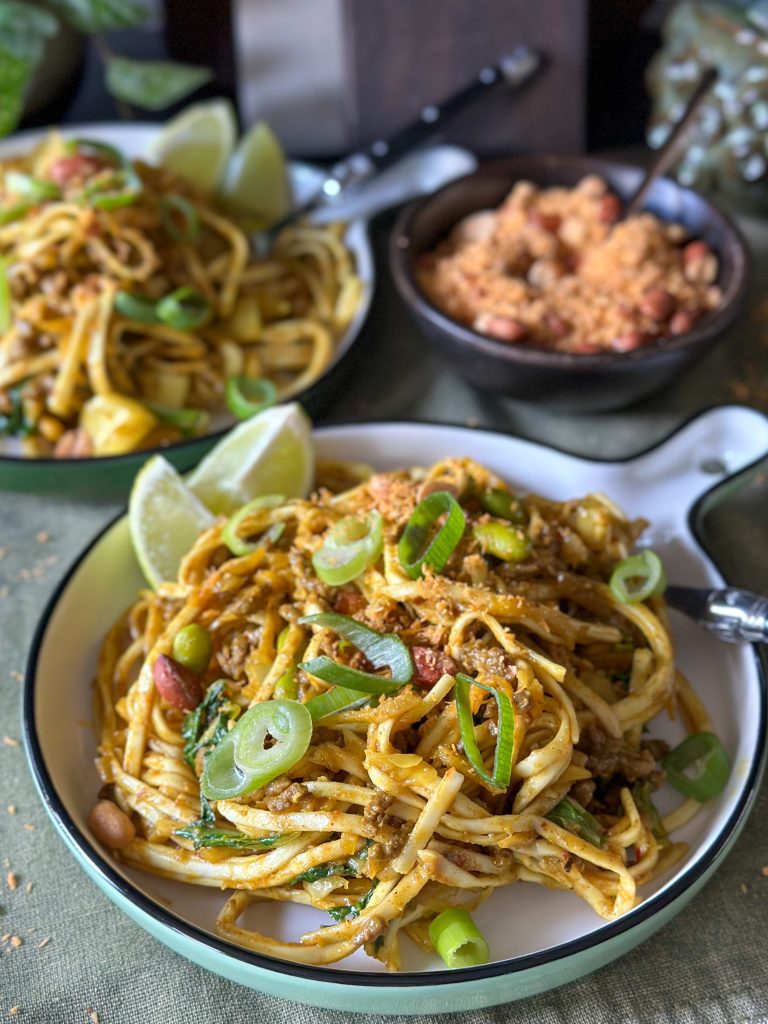 Noedels met kruidig gehakt in oestersaus