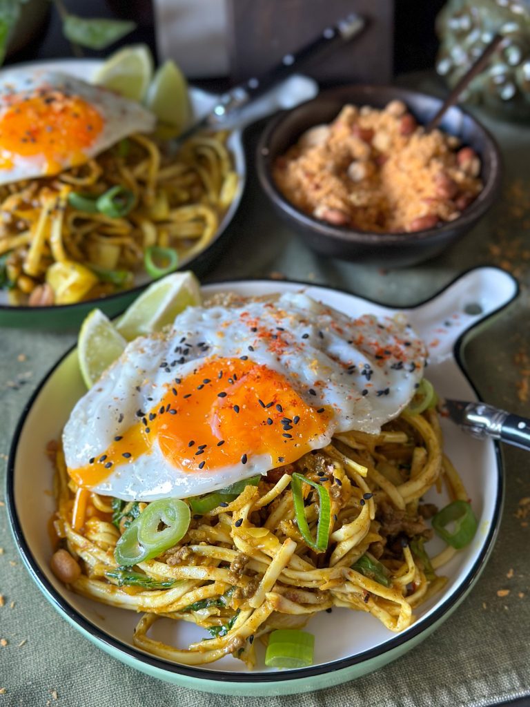 noedels met kruidig gehakt in oestersaus