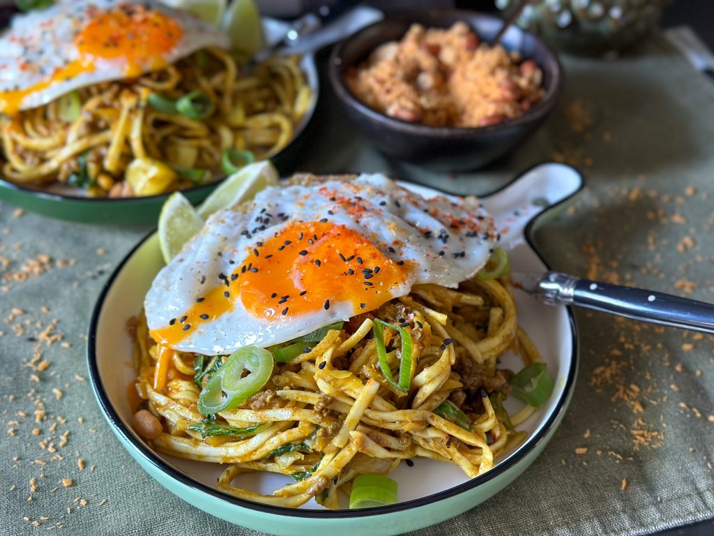 noedels met kruidig gehakt in oestersaus