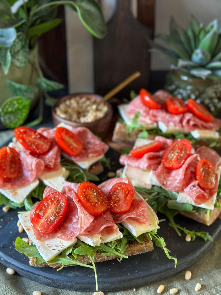 Stokbrood met brie en pesto