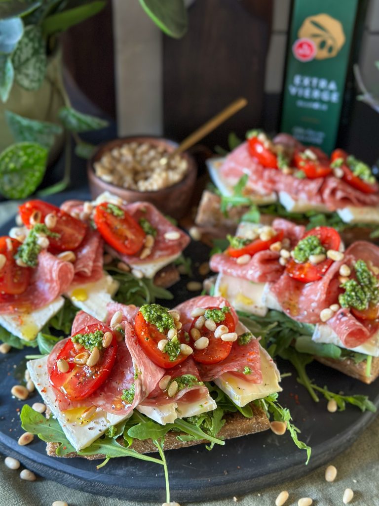 stokbrood met brie, pesto en salami 