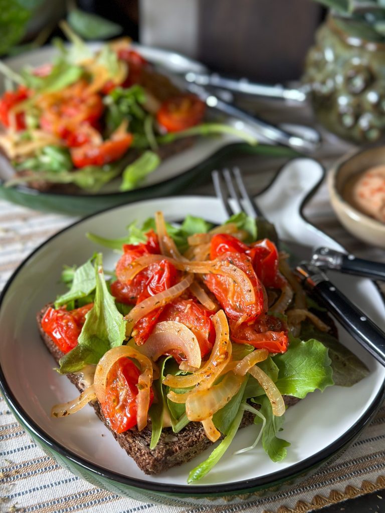 Broodje met gebakken tomaat en kipfilet