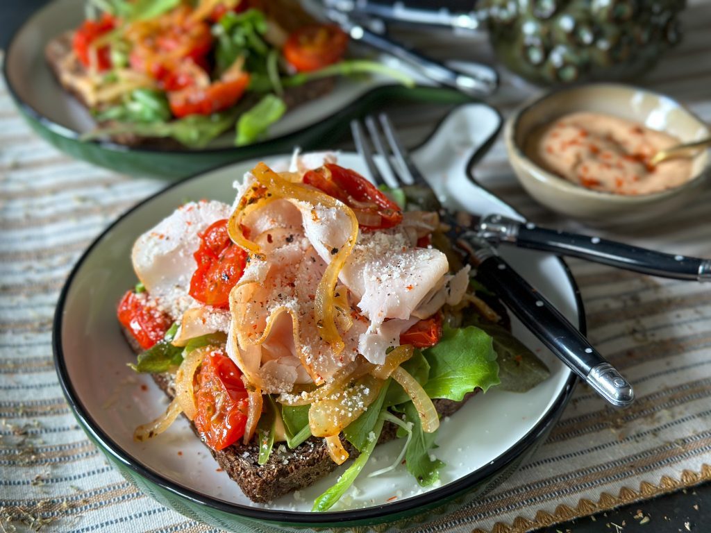 broodje met gebakken tomaat en kipfilet
