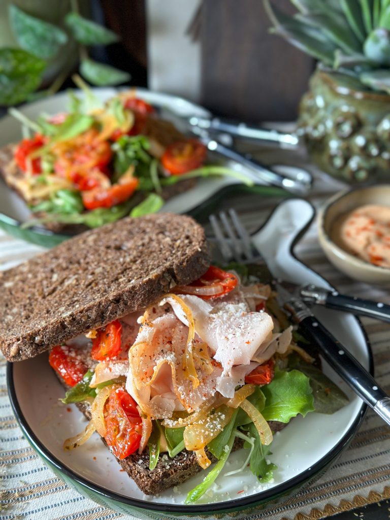 broodje met gebakken tomaat en kipfilet