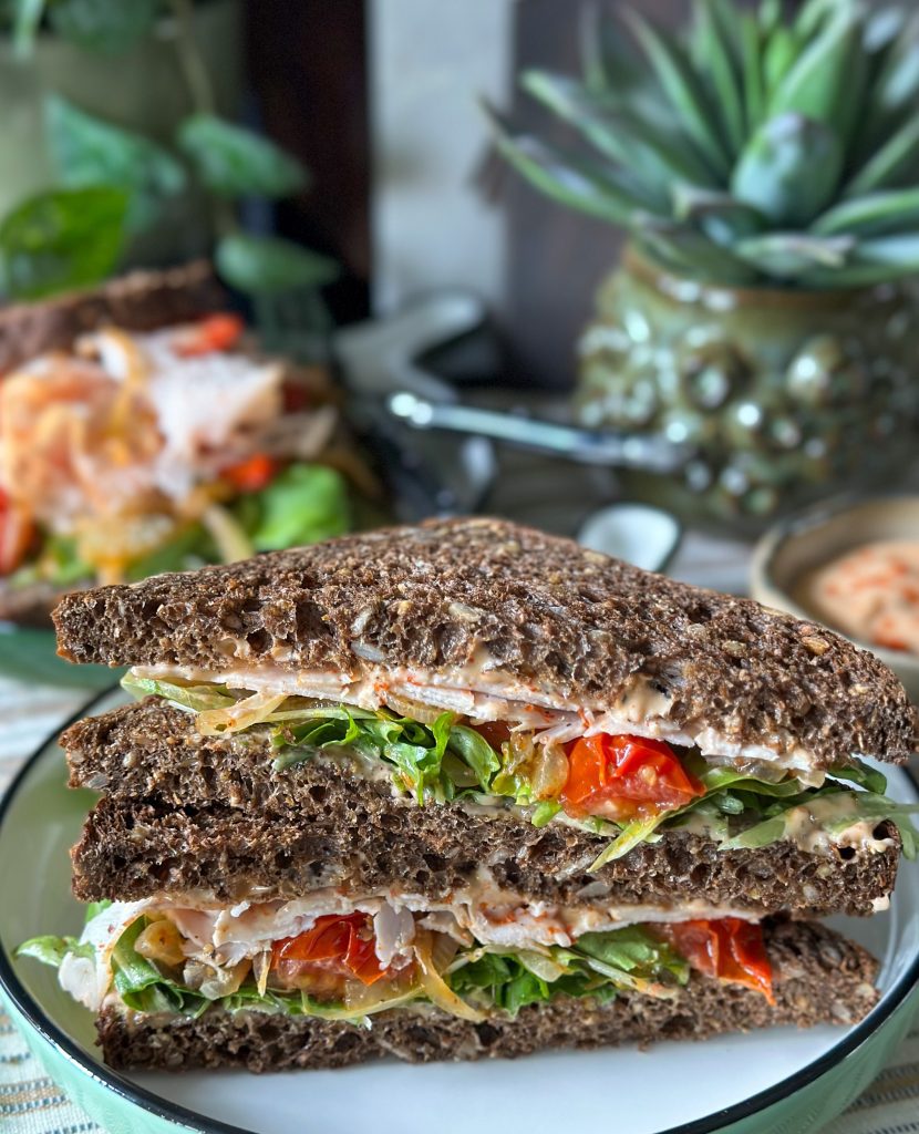 Broodje met gebakken tomaat en kipfilet