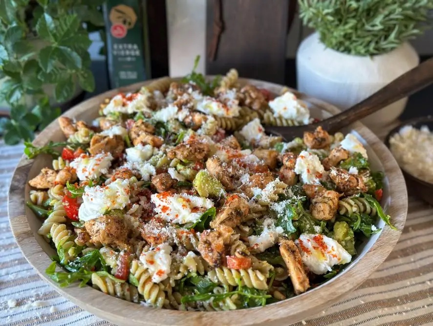 pastasalade met kip en pesto