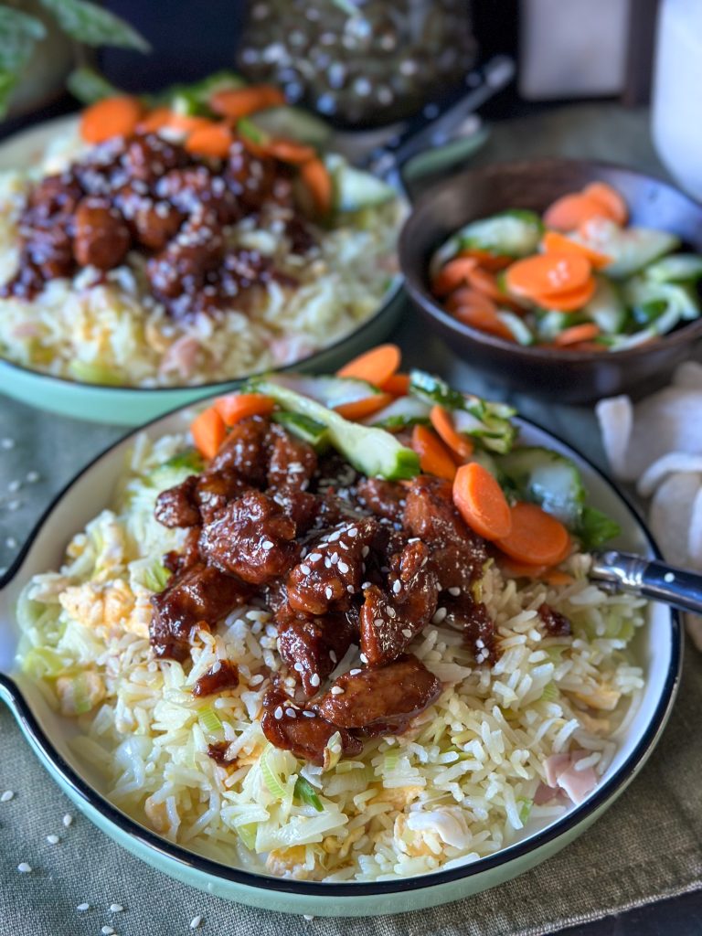 rijst met kip ketjap recept, geserveerd met komkommer en wortel in zuur - makkelijk avondeten 