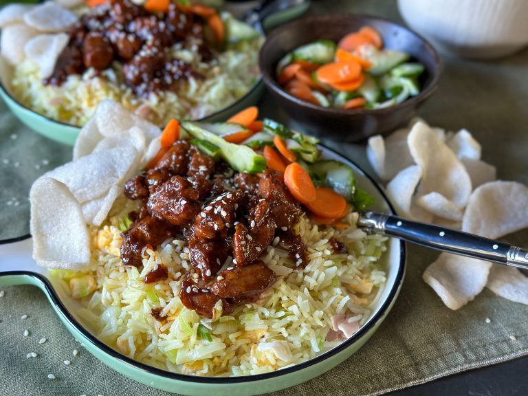 kip ketjap met rijst recept geserveerd met komkommer in zuur en kroepoek - zelfgemaakt en makkelijk voor doordeweeks