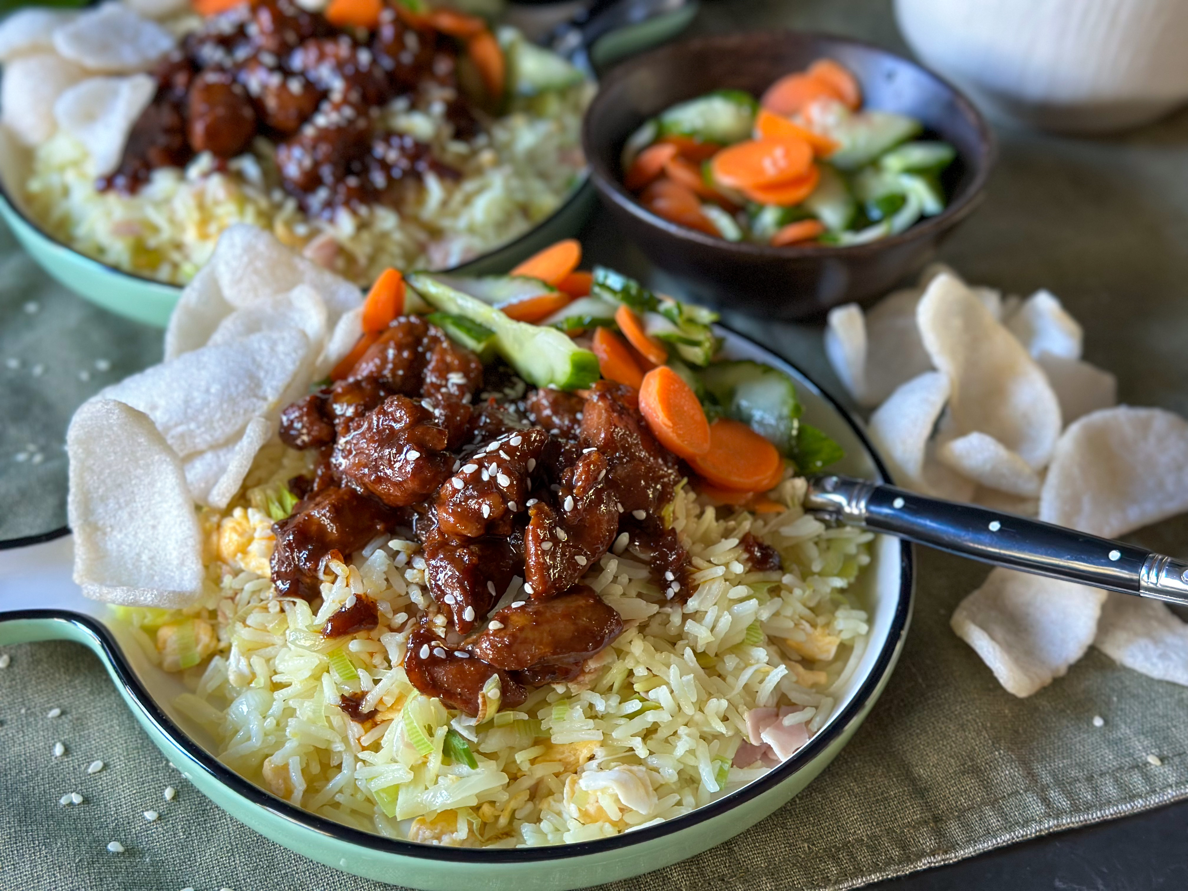 kip ketjap met rijst recept geserveerd met komkommer in zuur en kroepoek - zelfgemaakt en makkelijk voor doordeweeks