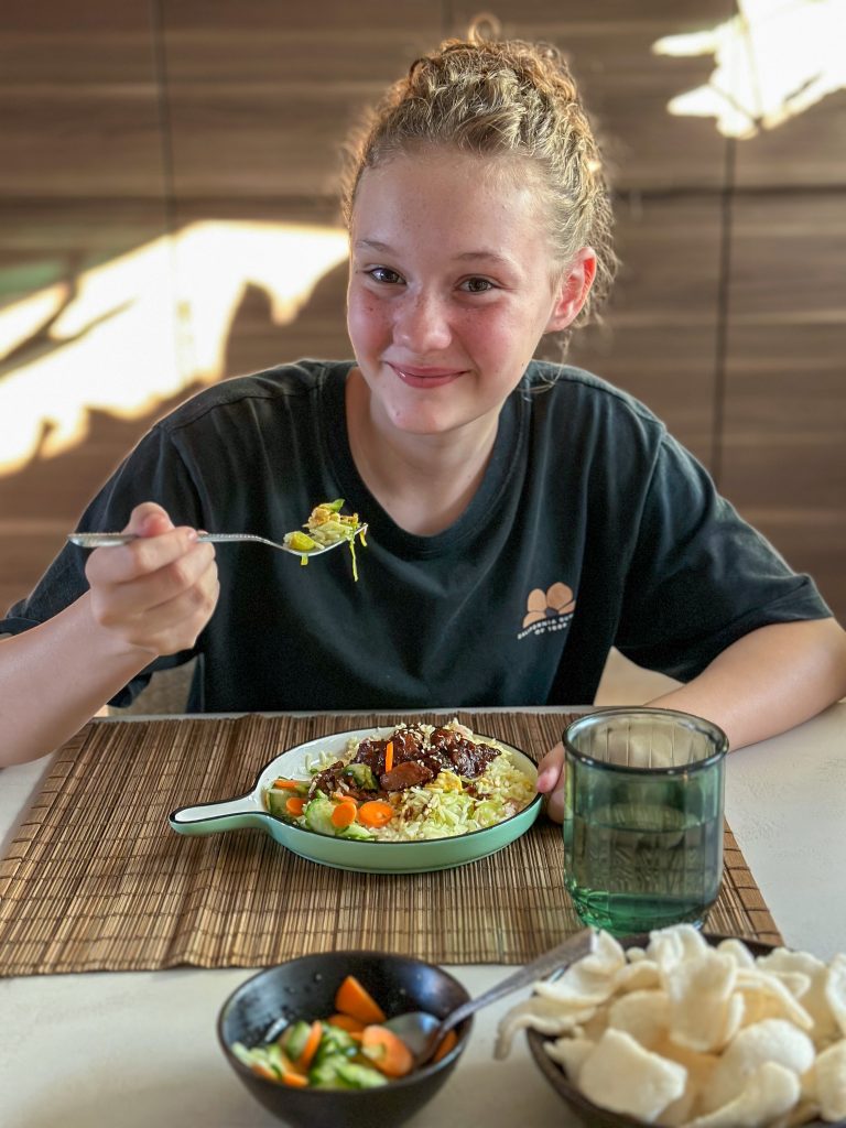 Amaranthe eet zelfgemaakte kip ketjap met rijst geserveerd me zuurgoed en kroepoek - familie over de kook recept