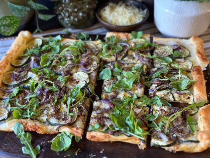 plaattaart met courgette en rode ui