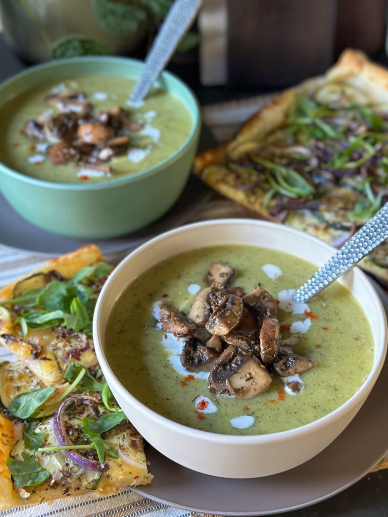 romige courgettesoep met gebakken champignons