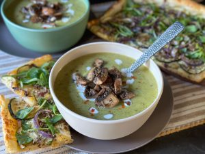 romige courgettesoep met gebakken champignons