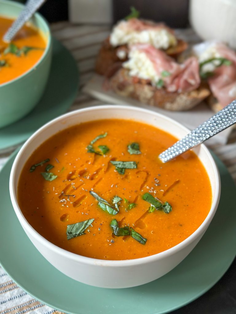 versgemaakte tomatensoep met kookroom, je kunt ook plantaardige room gebruiken