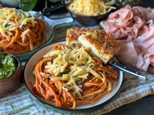 spaghetti in simpele tomatensaus met rozemarijn en basilicum