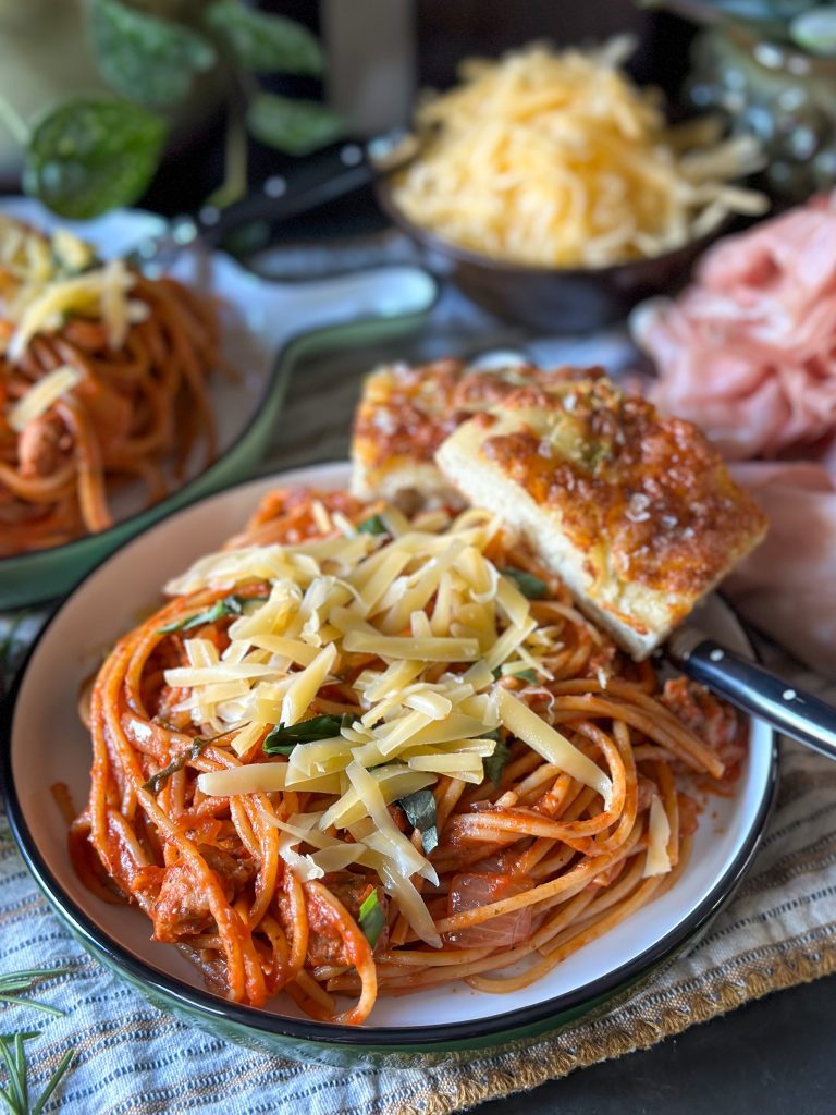 spaghetti in simpele tomatensaus met rozemarijn en basilicum