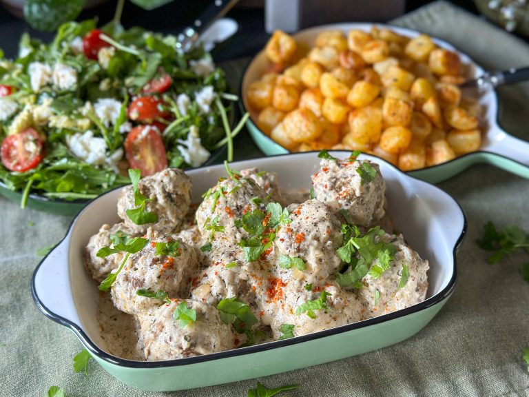 Italiaanse gehaktballetjes recept in roomsaus, geserveerd met salade en krieltjes