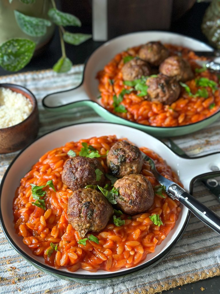 Orzo in tomatensaus met gehaktballetjes