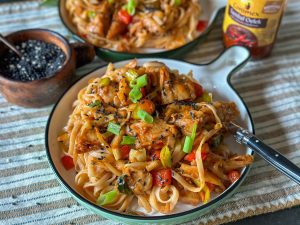 vegetarische kip in zwarte pepersaus met noedels