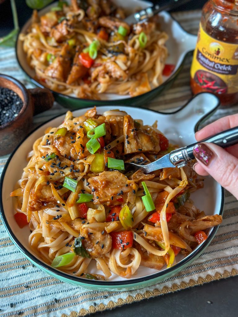 vegetarische kip in zwarte pepersaus met noedels