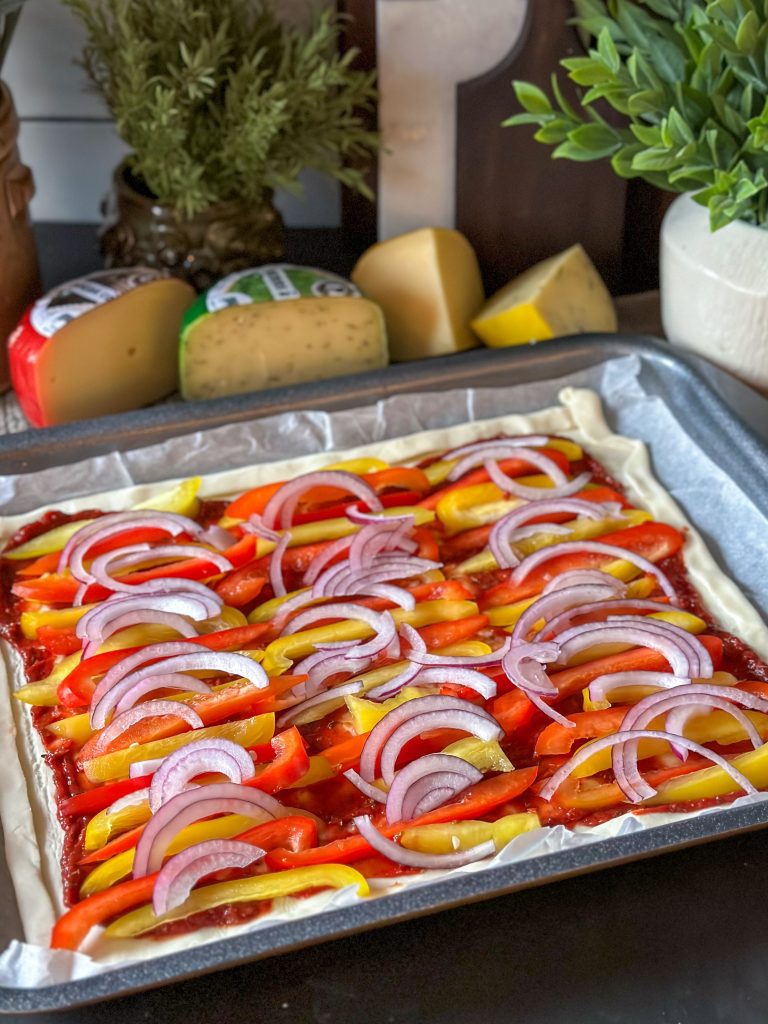 Plaattaart met paprika en twee soorten kaas