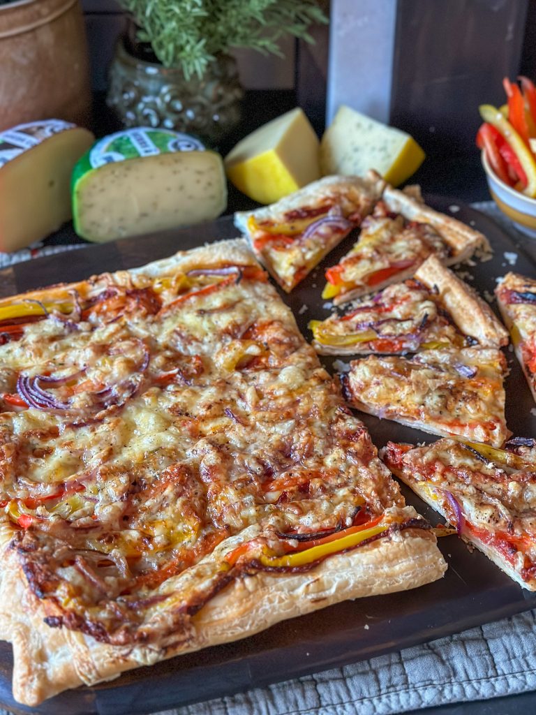 plaattaart met paprika en twee soorten kaas