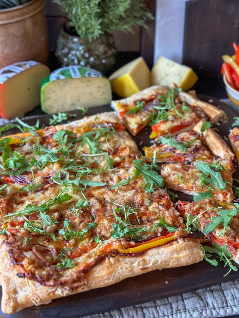 plaattaart met paprika en twee soorten kaas 