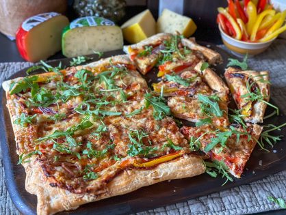 plaattaart met paprika en twee soorten kaas