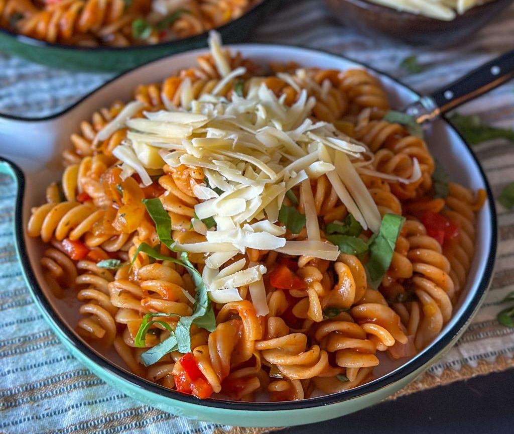 pasta met paprika en prei in kruidige tomatensaus