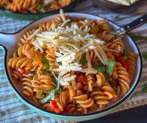 pasta met paprika en prei in kruidige tomatensaus