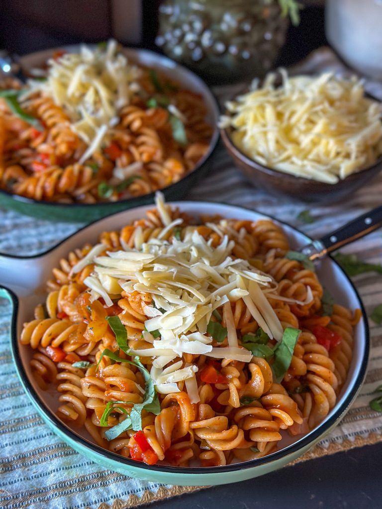 pasta met paprika en prei in kruidige tomatensaus 